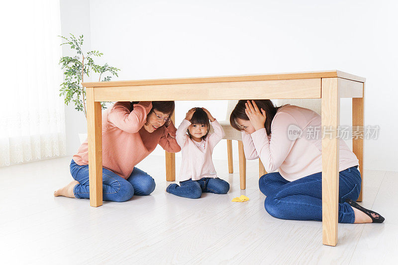 家人躲在桌子下面