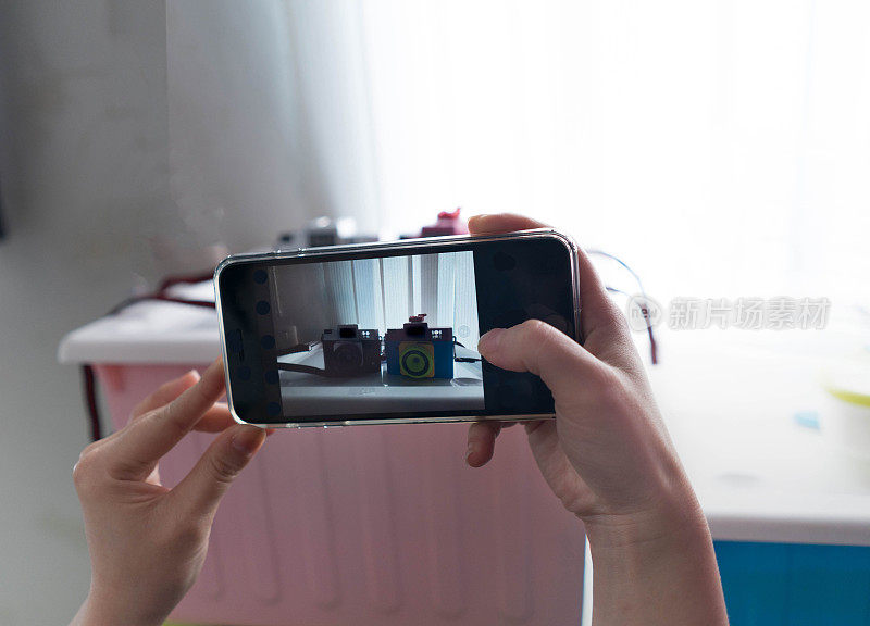 手机智能手机抓拍照片图片是玩具相机近窗展示科技生活理念