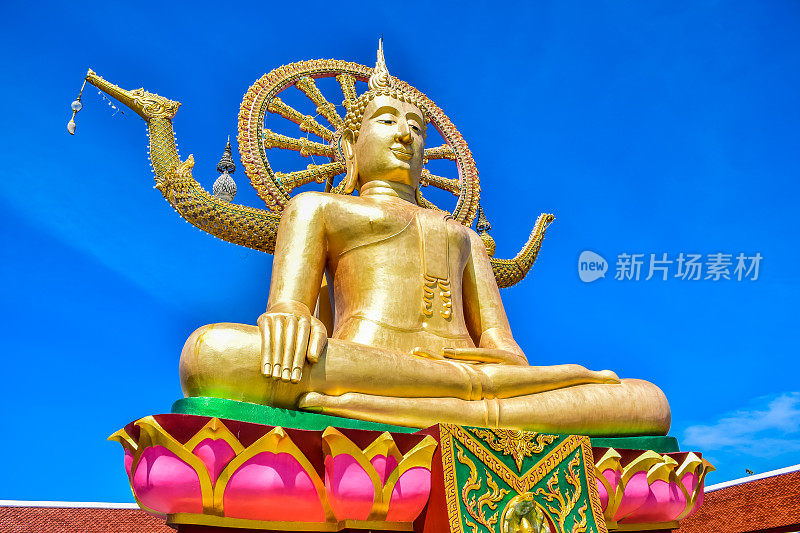 泰国苏梅岛著名旅游景点之一的雅艾寺佛寺大佛雕像