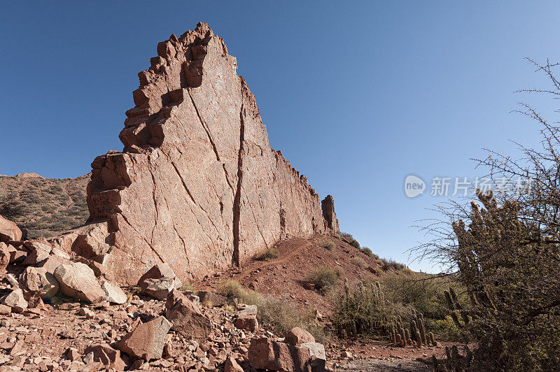 恶魔门，又名魔鬼门，红色岩石形成在干燥的红色峡谷奎布拉达帕尔米拉附近的图皮萨，玻利维亚安第斯-玻利维亚，南美