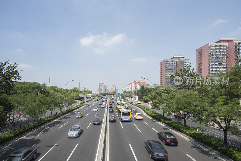 现代化的城市道路和建筑