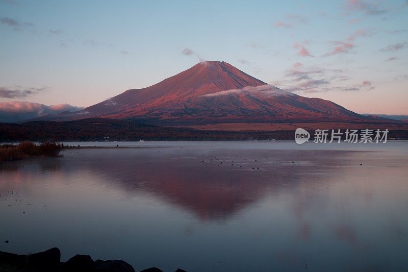 黎明时分的富士山