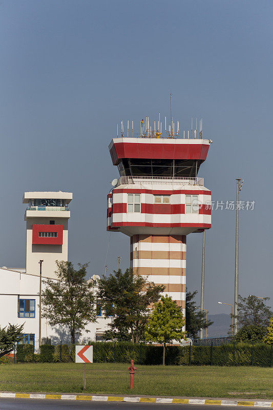土耳其穆格拉的新老博德鲁姆·米拉斯机场控制塔