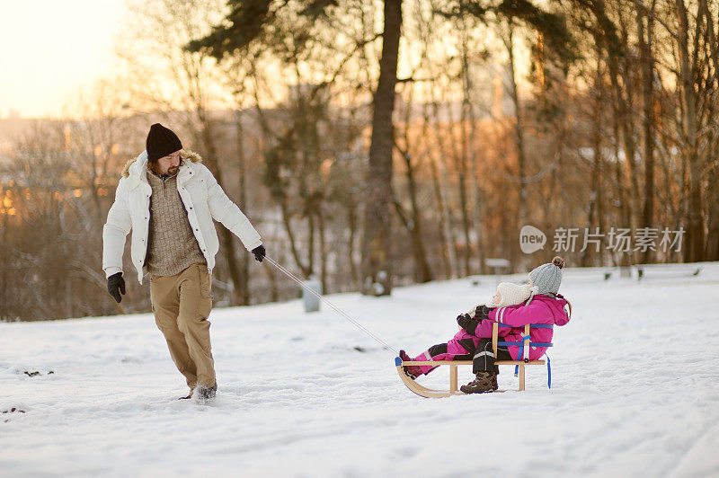父亲和他的女儿在冬天玩