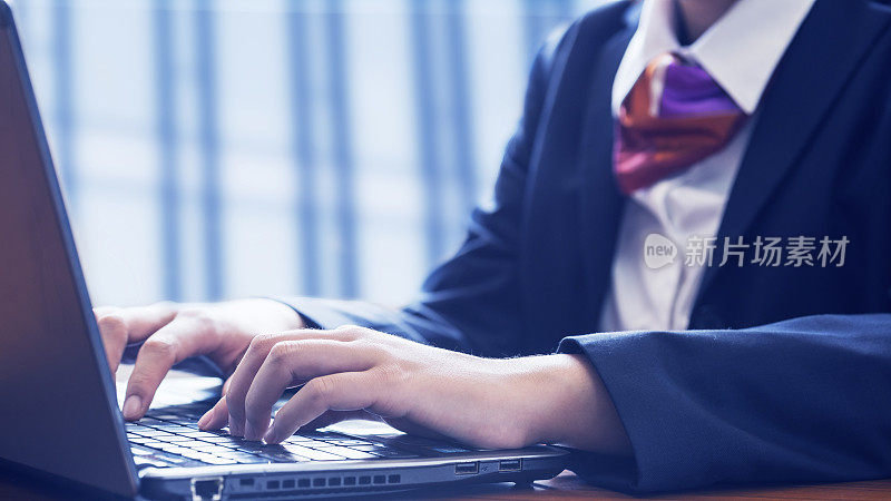 商务女性在办公室使用笔记本电脑