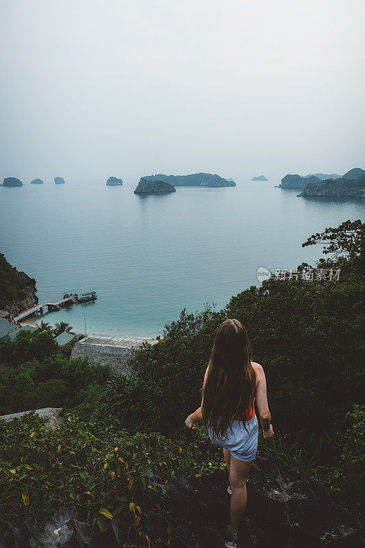 在越南下龙湾猴岛徒步旅行的妇女