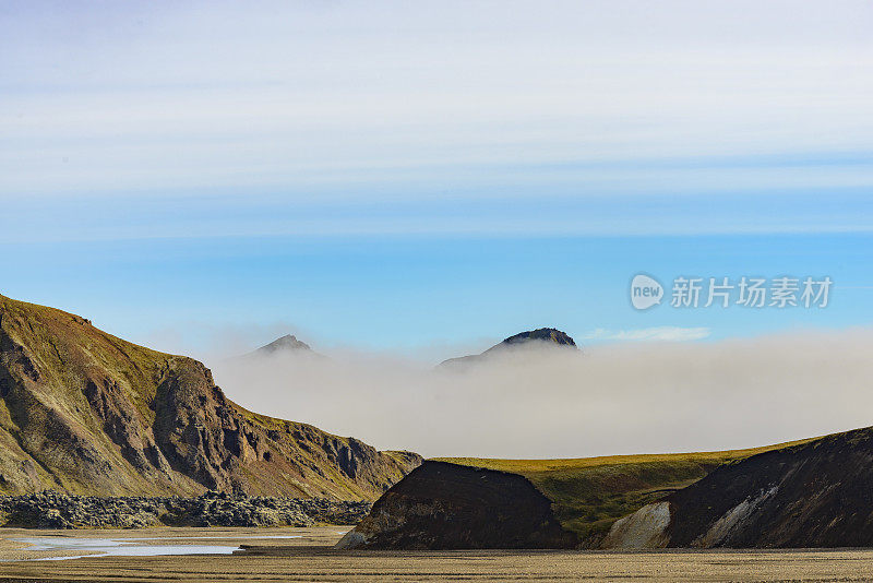 冰岛有低悬云的陆地山脉