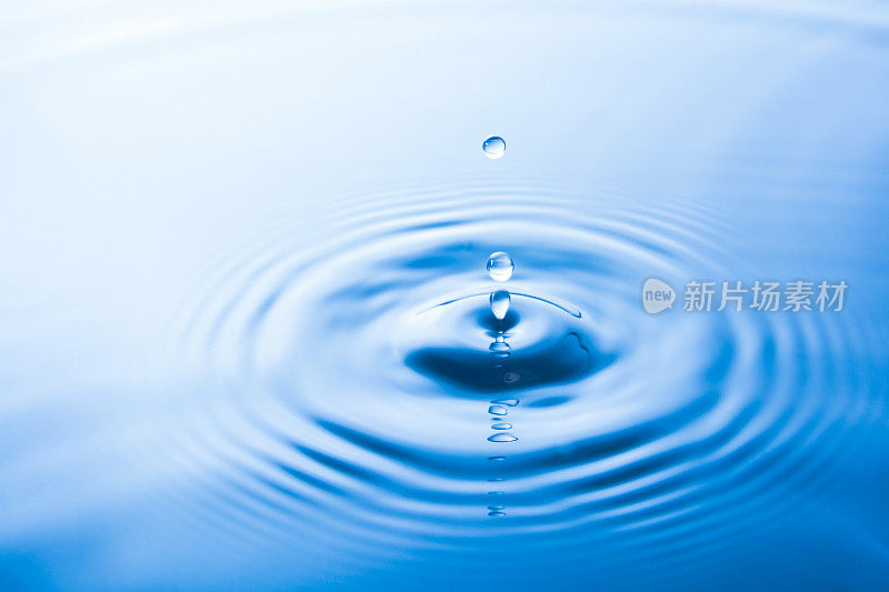 水滴落入水中会产生波纹。水花或水滴背景。