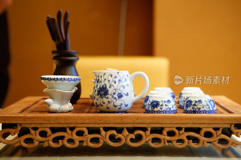 桌上摆着中国茶具