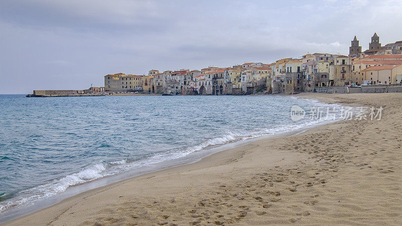 Cefalù，西西里岛北部海岸的一个城市，面朝第勒尼安海，因其历史和广阔的海滩而成为该地区的主要旅游景点之一(意大利)