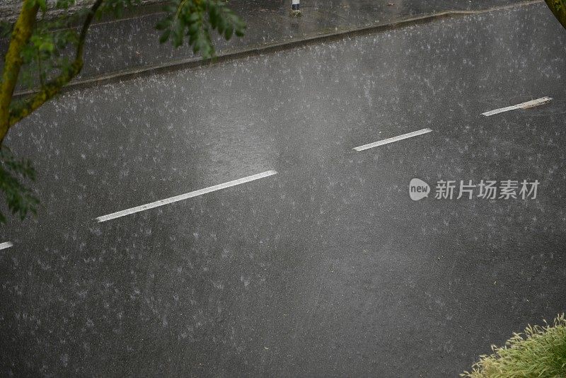 路上下着倾盆大雨