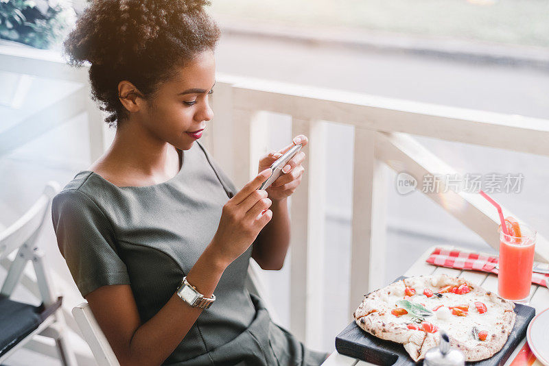 一个黑人女孩在社交网络上发布美食照片