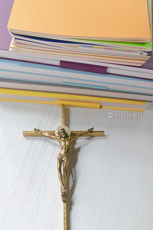金十字架在桌子上，与文件