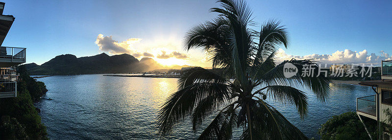 考艾岛海滩卡拉帕基湾的金色沙滩