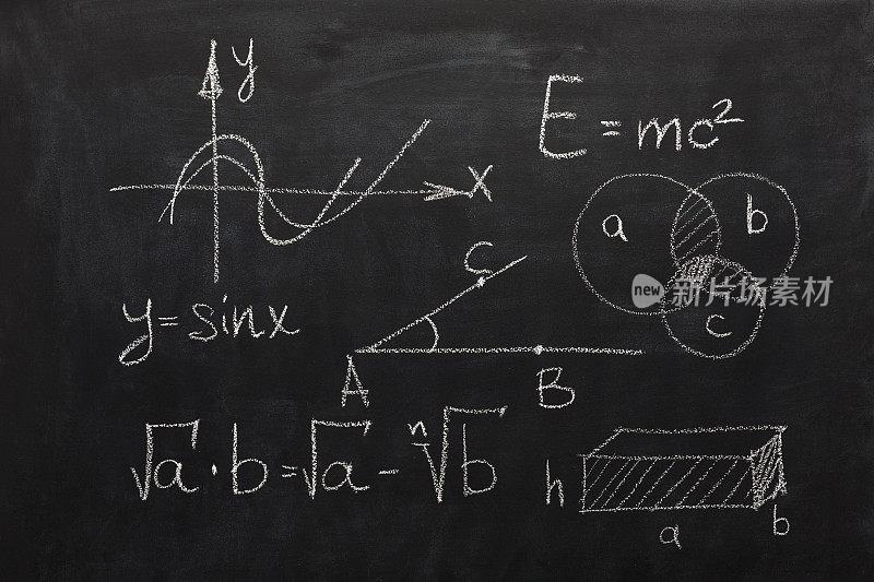 黑色黑板上的数学公式