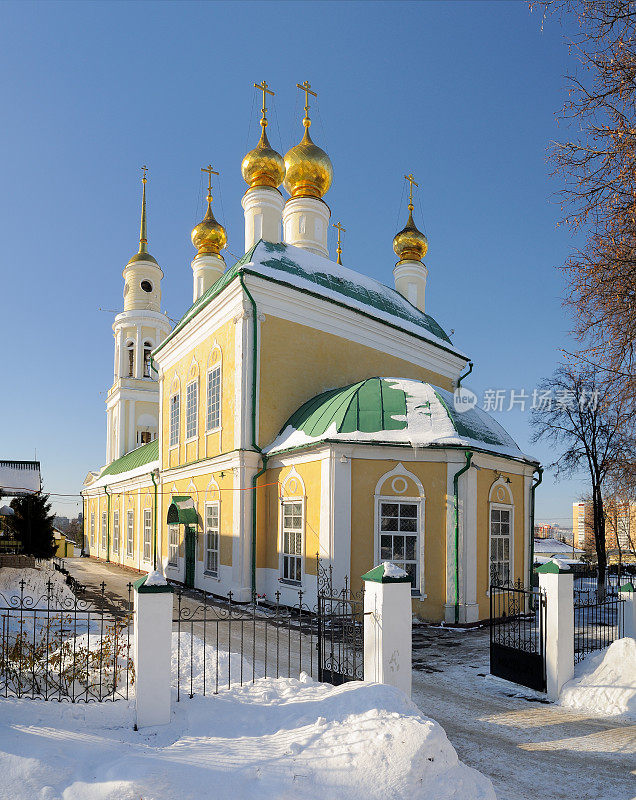在晴朗的冬日里，阿赫提斯基在俄罗斯奥廖尔肃穆。东正教教堂