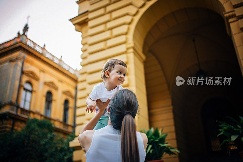 抱着女儿的母亲