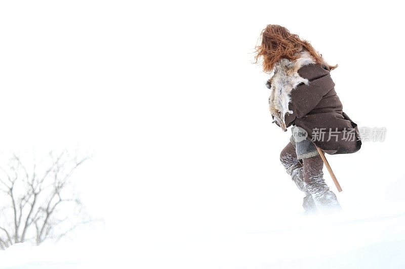 中世纪维京勇士徒步穿越雪地，长红头发