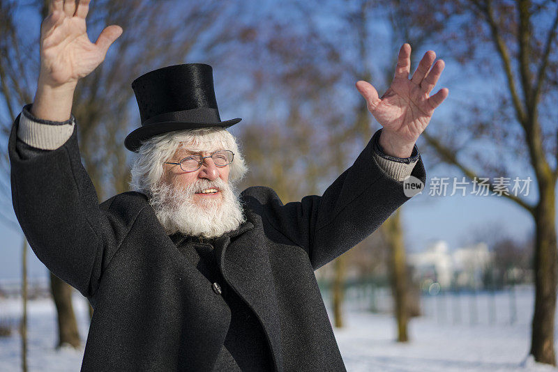 白胡子老人向天空举手的肖像