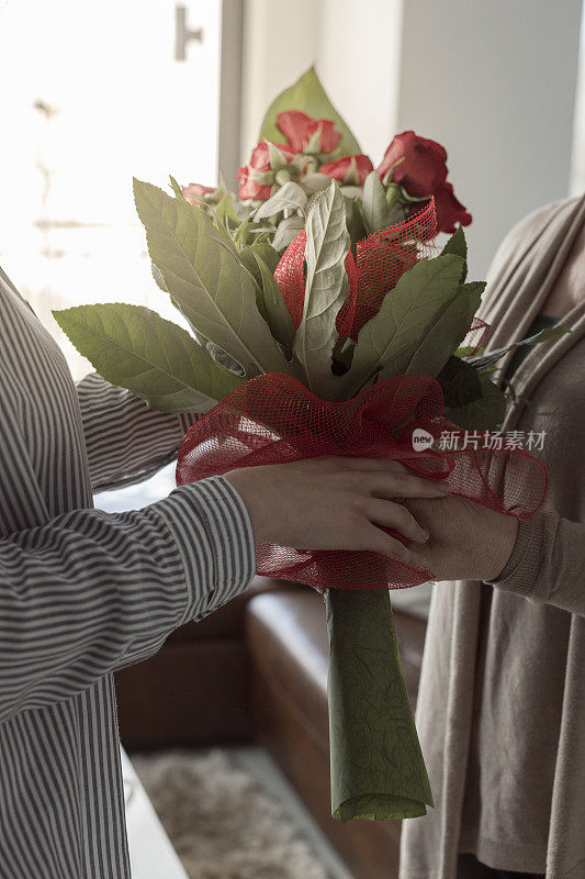 孙女捧了一束花给祖母一个惊喜