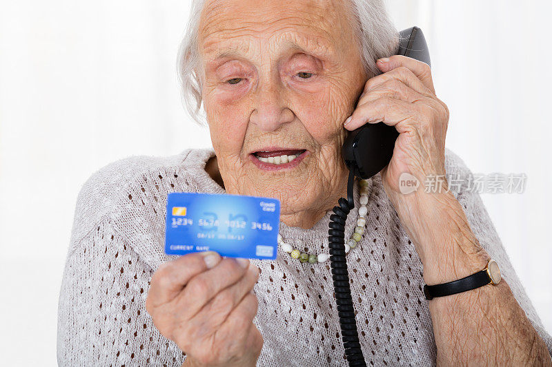 有信用卡在手机上的资深女性
