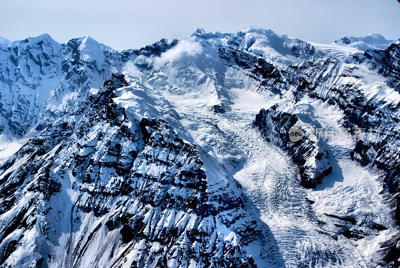 陡峭的阿拉斯加山峰，有冰川和雪。