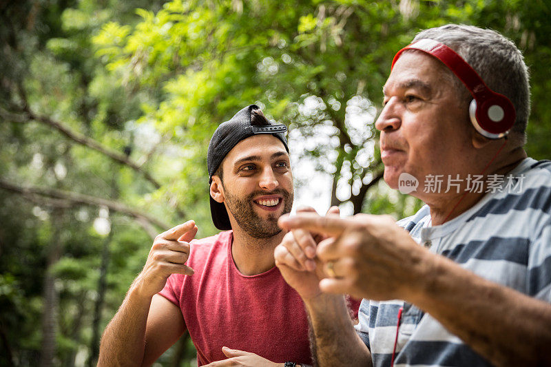 爸爸和儿子在公园玩得很开心