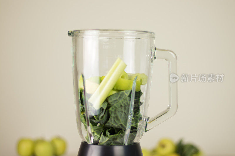 把绿叶、芹菜和苹果混合在一起。排毒汁配制配料。