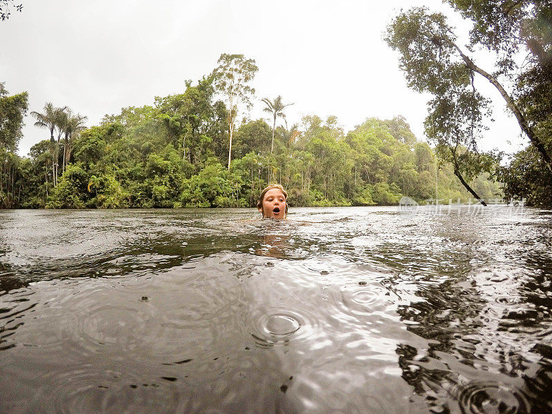 孩子们在亚马逊河里游泳