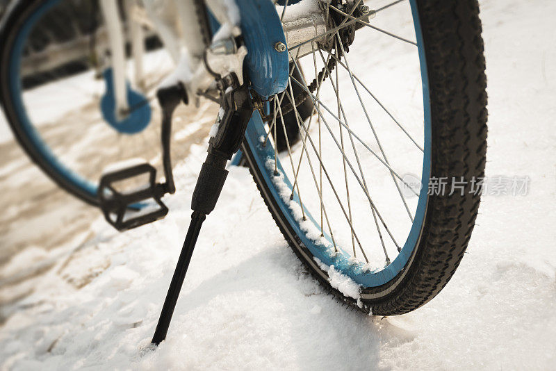自行车在雪