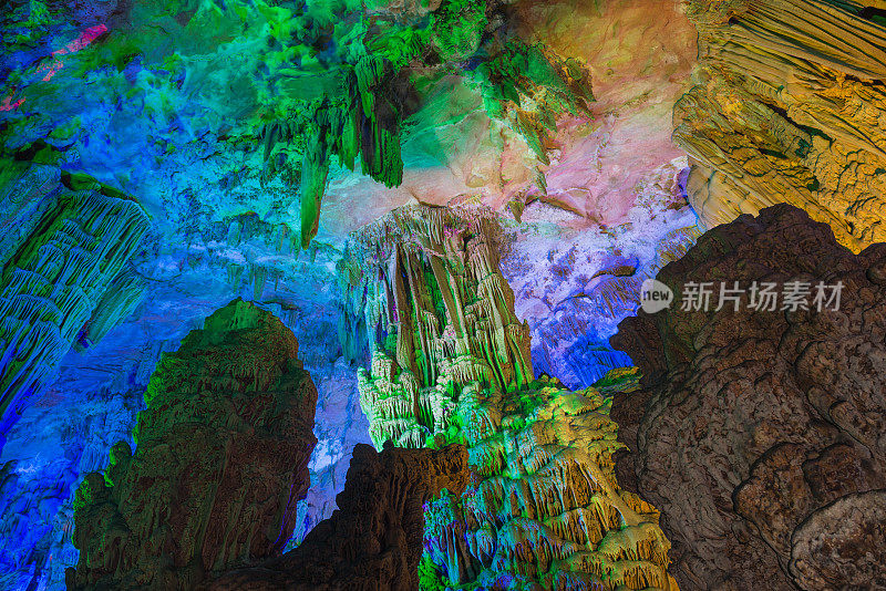 地下洞穴的彩色照明