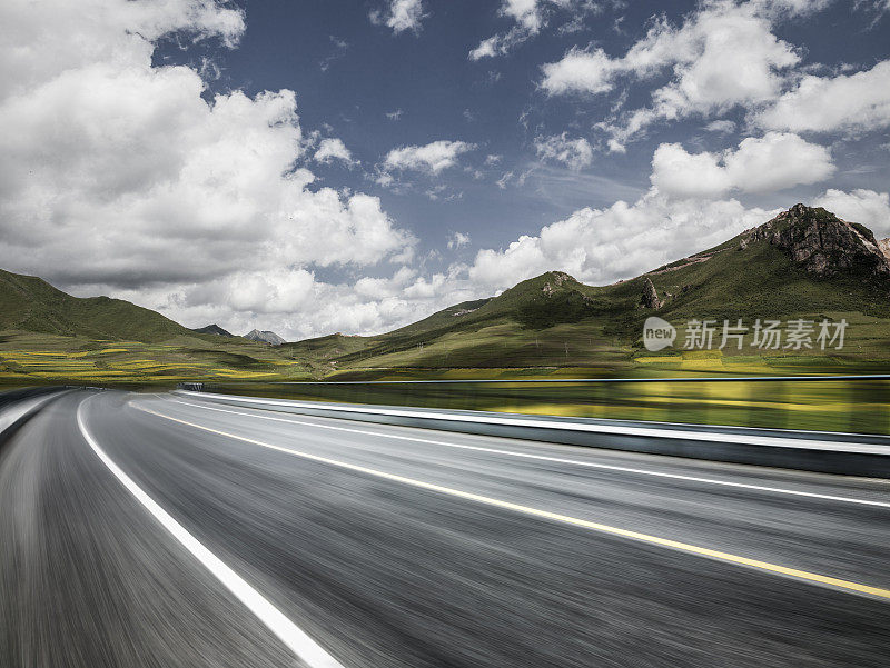 空路穿越山脉，模糊运动