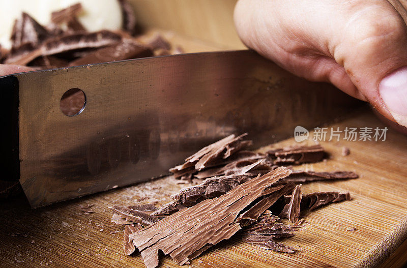 黑巧克力在切菜板上用刀切