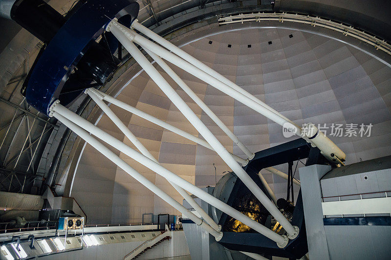 巨大的现代专业天文物理望远镜在天文台的穹顶下