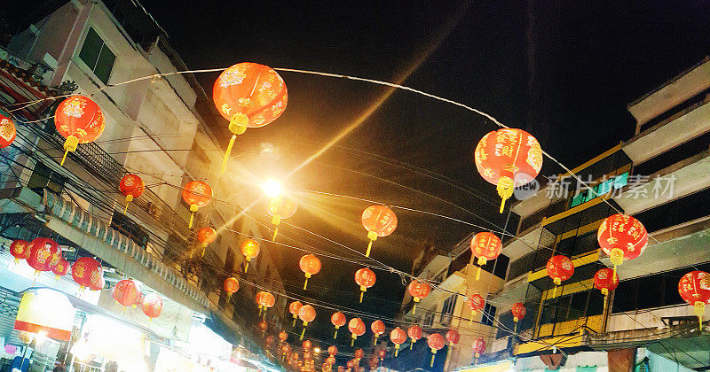 晚上，曼谷街市上悬挂着中国新年灯笼