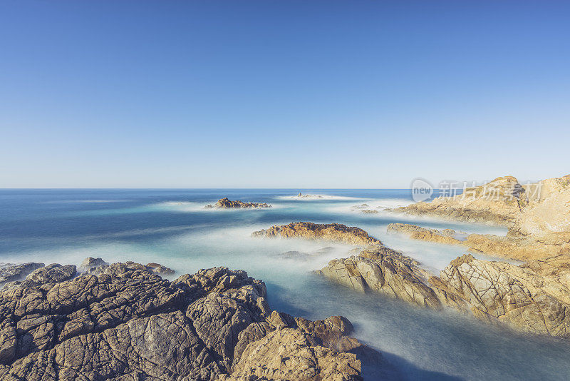 海岸线风景优美，曝光时间长