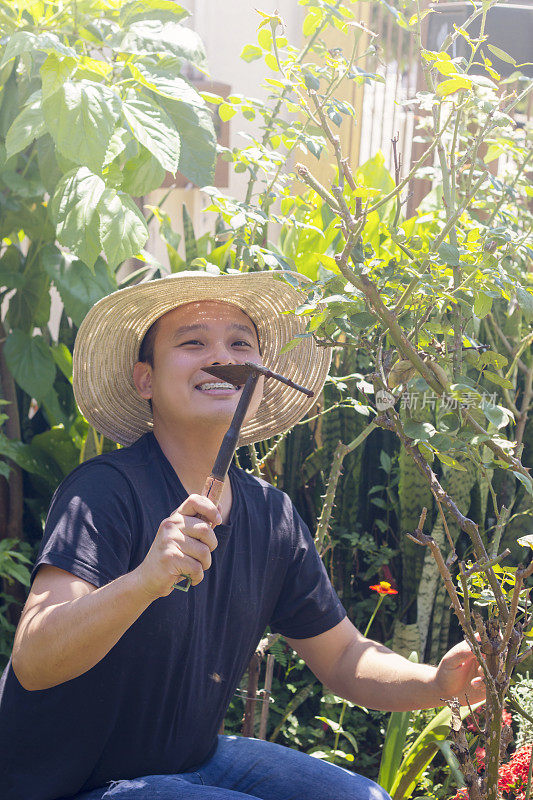 一位年轻的日本男子正在打理他的花园。