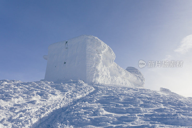 喀尔巴阡山脉冰冻的天文台大楼