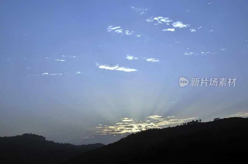 夕阳中的龙泉山