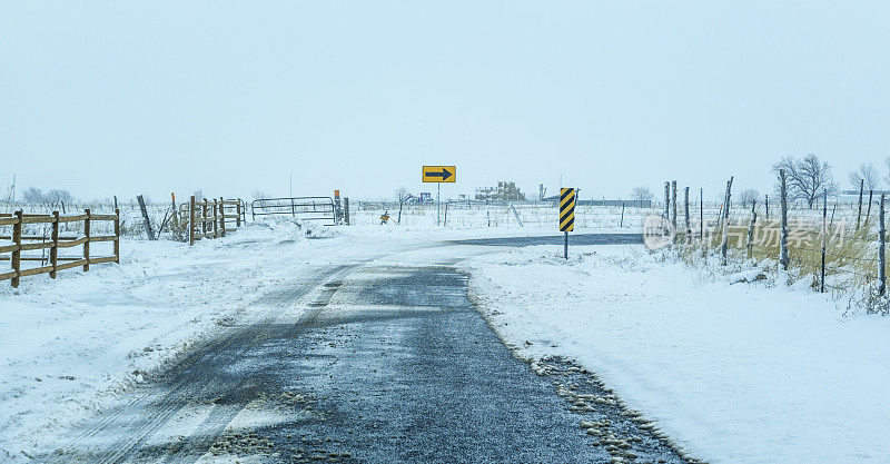 在冬季犹他州的乡村道路上急剧右转暴风雪暴风雪