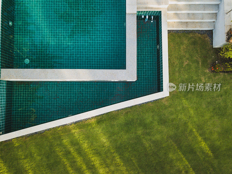 现代豪华别墅配有豪华游泳池，俯视景观建筑