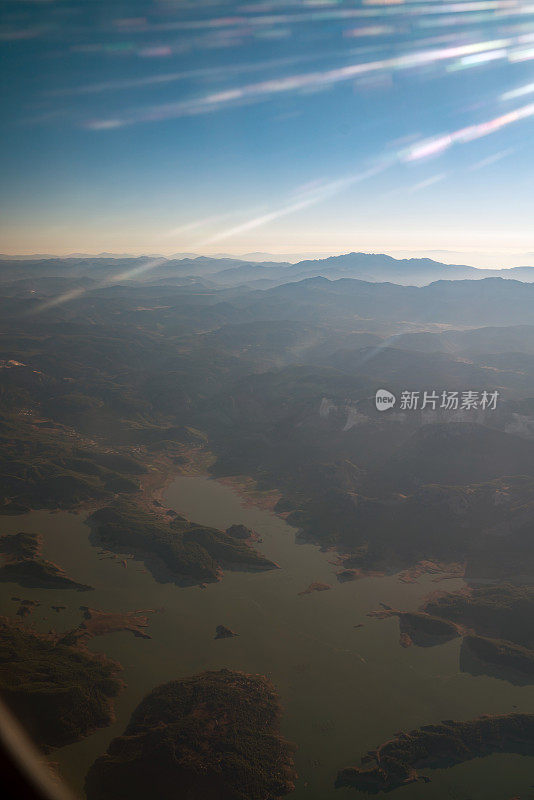 从空中透过飞机窗户看到的湖景