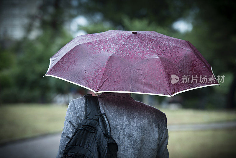 雨中行走的商人