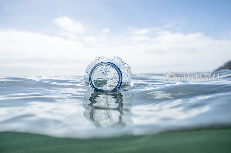 用过的塑料水瓶漂浮在海面上。