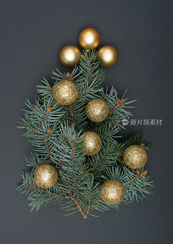 创意装饰概念与圣诞树的树枝和金色的小玩意