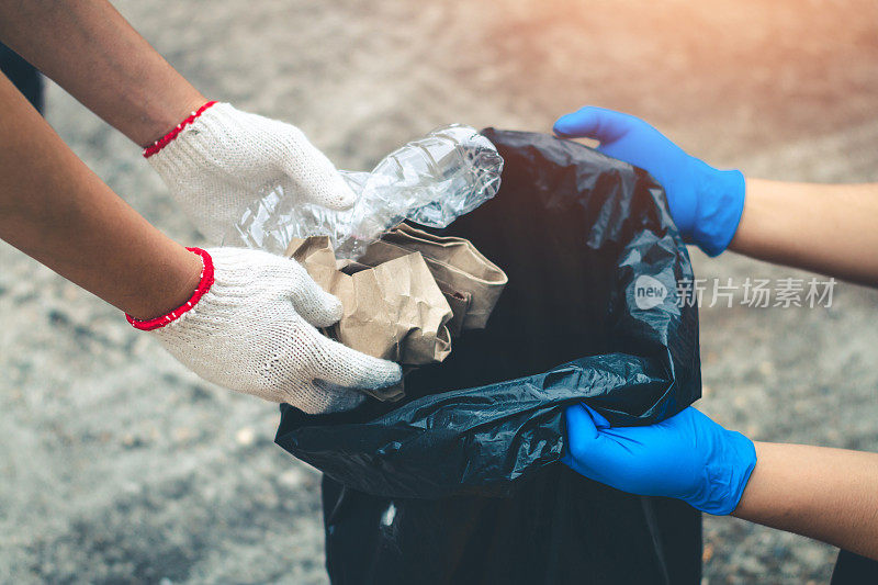 团体妇女志愿者帮助垃圾收集慈善环境。