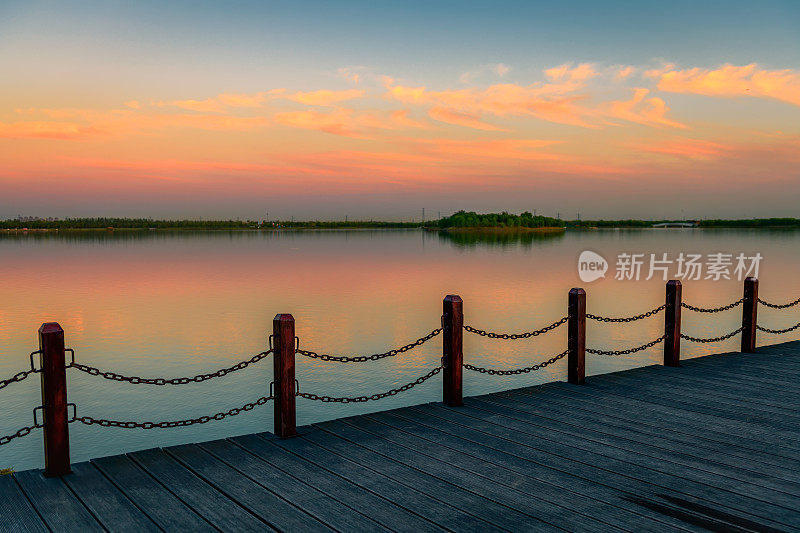 夕阳下宁静的湖面。