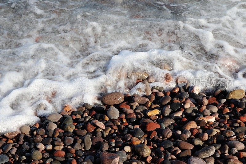 海浪拍打着海岸上的卵石
