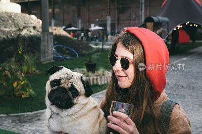 时尚的女人和狗在街头食品和啤酒节在利沃夫