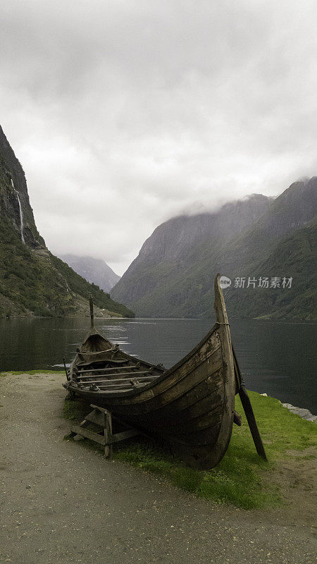 峡湾的海盗长船